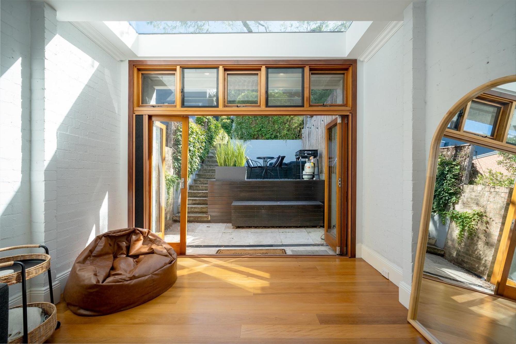 Spacious Glebe Luxe House 2br, 2ba, Free Lockable Parking And Entertainer's Kitchen
