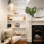 Spacious Glebe Luxe House 2Br, 2Ba, Free Lockable Parking And Entertainer\'S Kitchen
