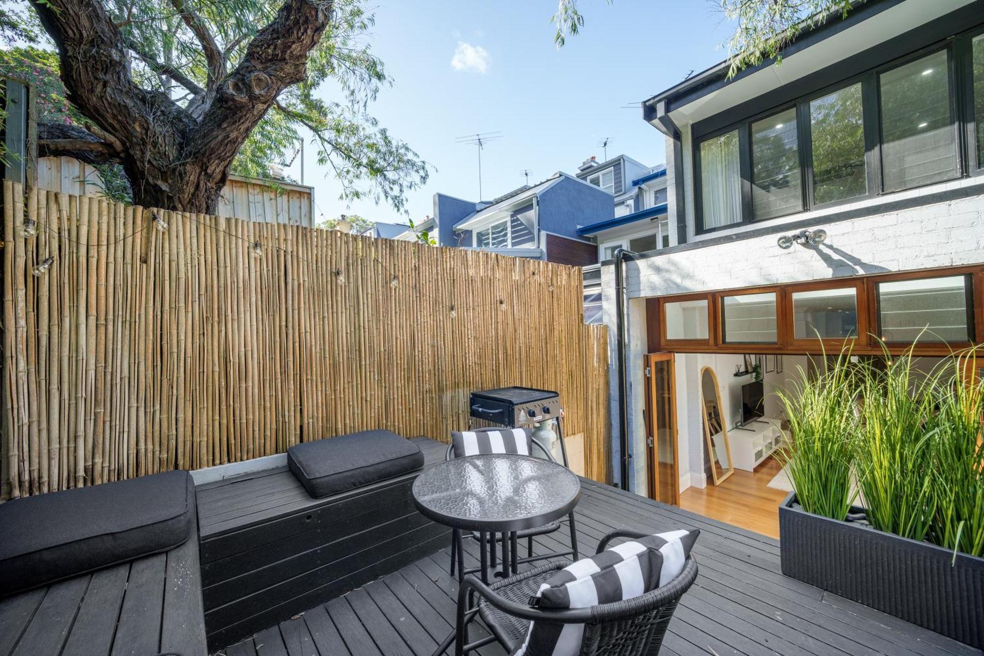 Spacious Glebe Luxe House 2br, 2ba, Free Lockable Parking And Entertainer's Kitchen Holiday home