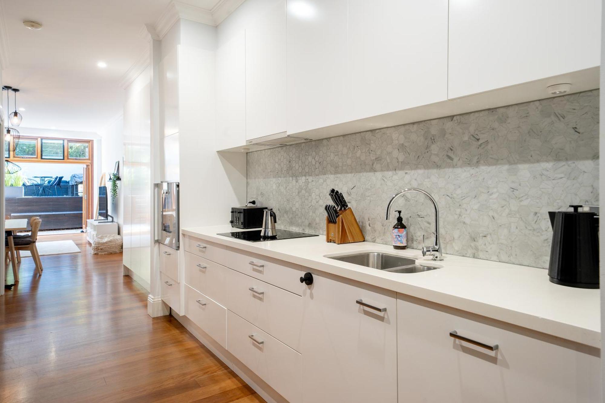 Spacious Glebe Luxe House 2br, 2ba, Free Lockable Parking And Entertainer's Kitchen