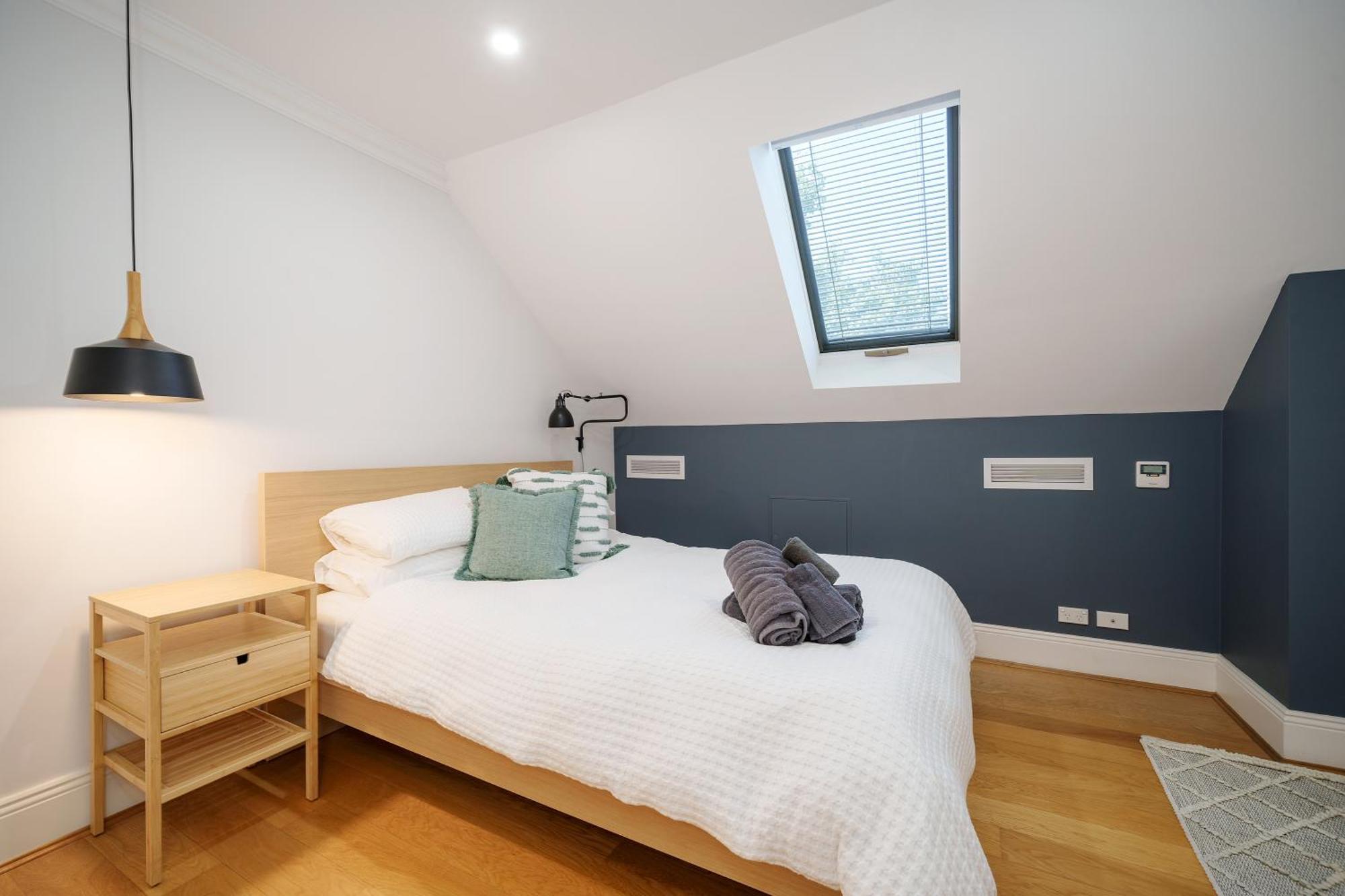 Spacious Glebe Luxe House 2br, 2ba, Free Lockable Parking And Entertainer's Kitchen *